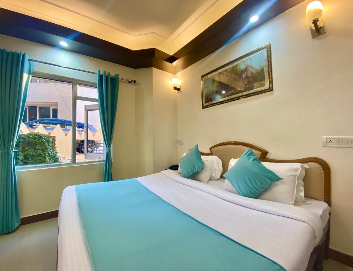Riversun Hotel Mall Road Mussoorie Bagian luar foto
